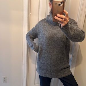 NEW Jacob CHIC lightweight turtleneck sweater. Size L